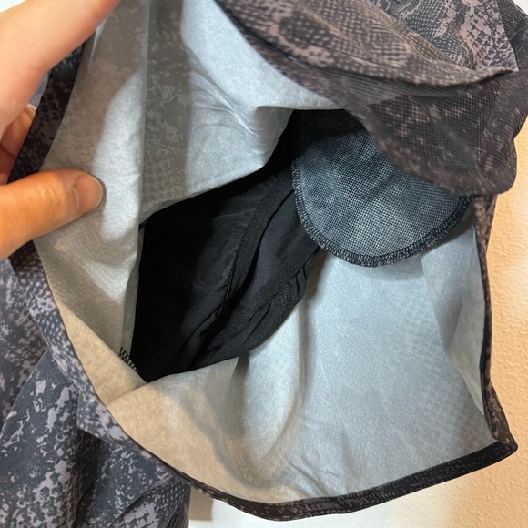 GLYDER Running Short in Brown Black Snake Reptile size small - Picture 8 of 9